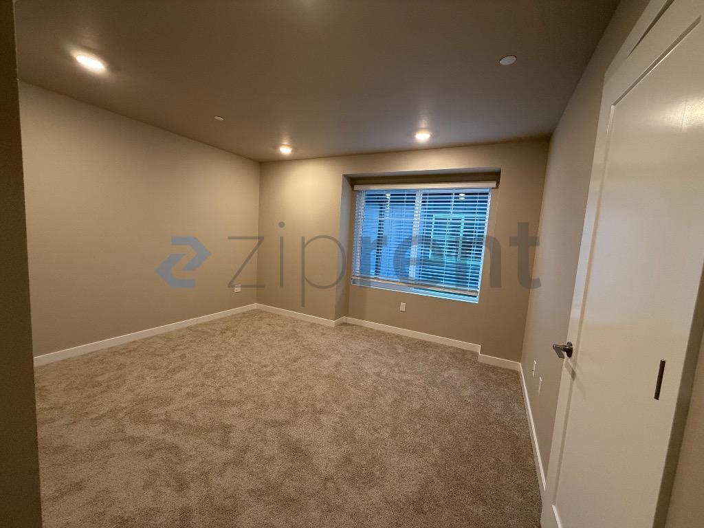 Building Photo - Unit F6