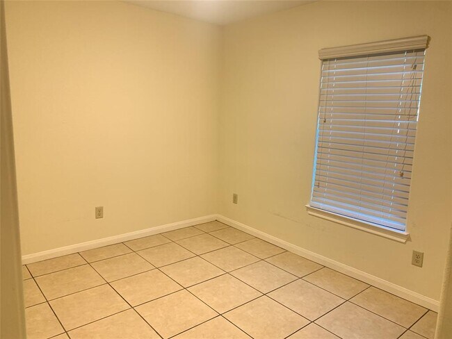 Building Photo - 814 Mobile Dr