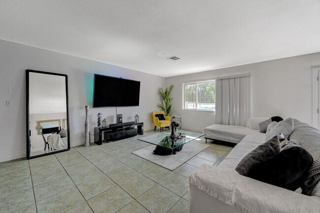 Building Photo - Beautiful single-story custom home featuri...