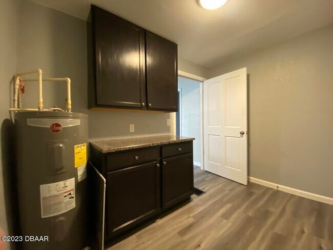 Building Photo - 215 N Oleander Ave