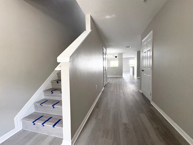 Building Photo - Huge 3BR Winter Springs Townhouse ~ Gated Community ~ Pool ~ Great Schools!