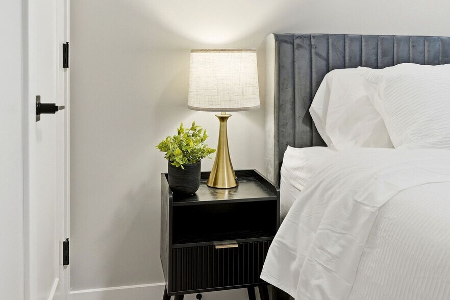 Building Photo - 6044 N Winthrop Ave