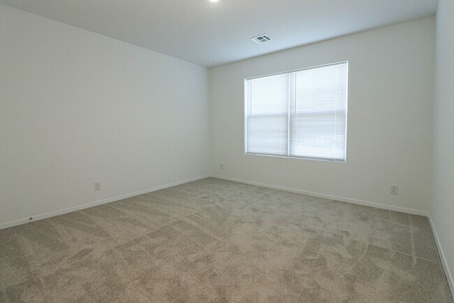 Building Photo - 3122 S 15th Pl