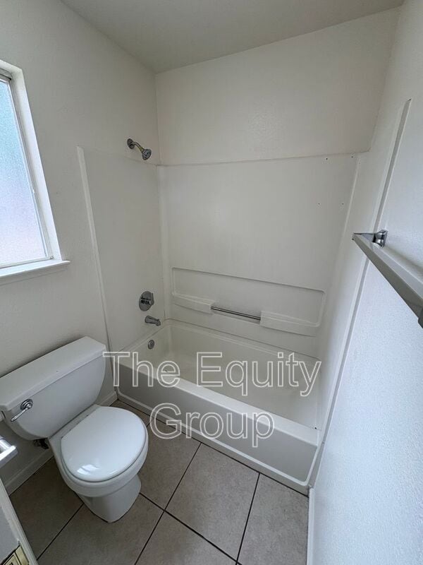 Building Photo - 723 N Simon St