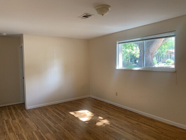 Building Photo - Mid-Town Single Family Home w/ Spacious Fenced Yard