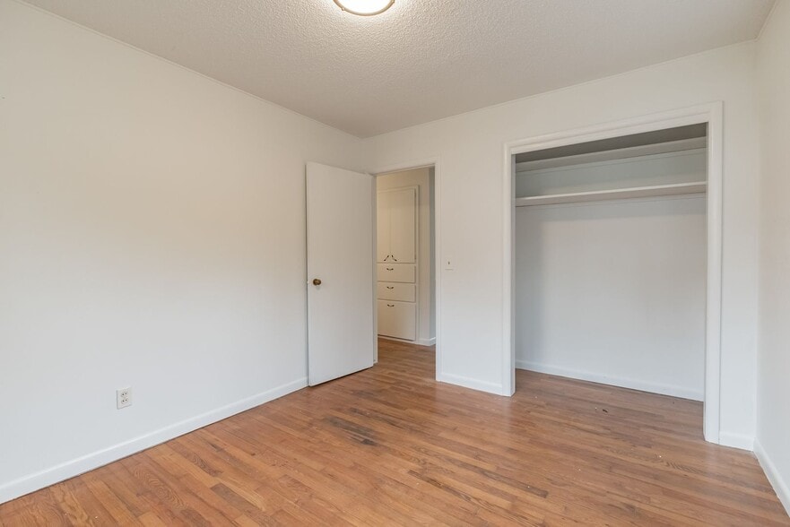 Building Photo - 1737 E 5th St