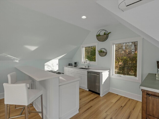 Building Photo - Studio Apt with waterviews on Lake Wylie!