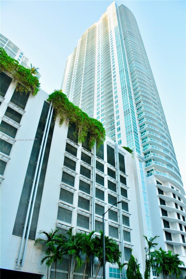 Building Photo - 950 Brickell Bay Dr