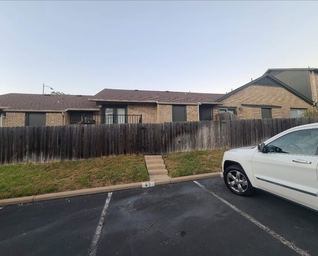 Building Photo - 1015 E Yager Ln