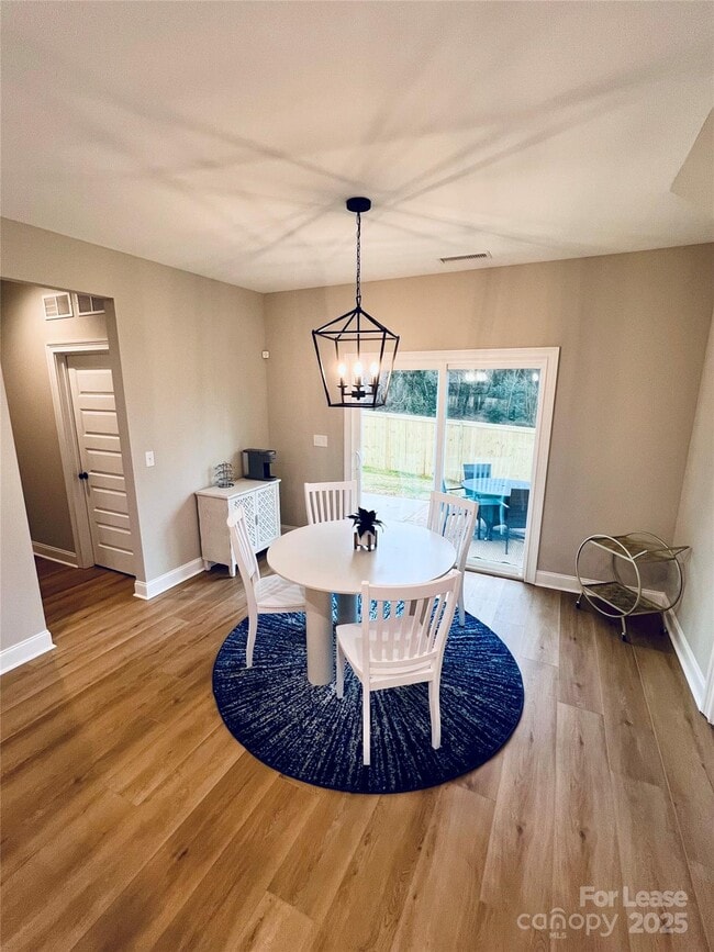 Building Photo - 571 Reid St