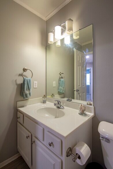 Building Photo - 17904 Karen Cir