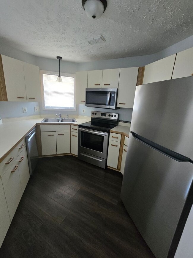 Building Photo - 979 Stewarts Creek Dr