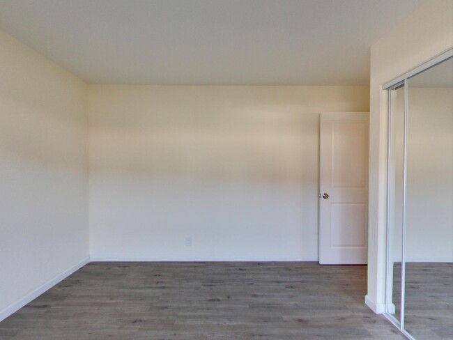 Building Photo - One Bedroom Apartment in Hayward Available...