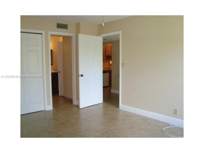 Building Photo - 200 Lakeview Dr