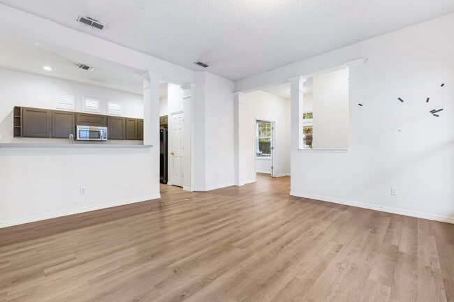 Building Photo - 834 Lake Evalyn Dr