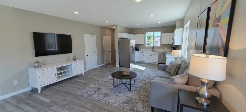 Building Photo - 10663 Encino Ave