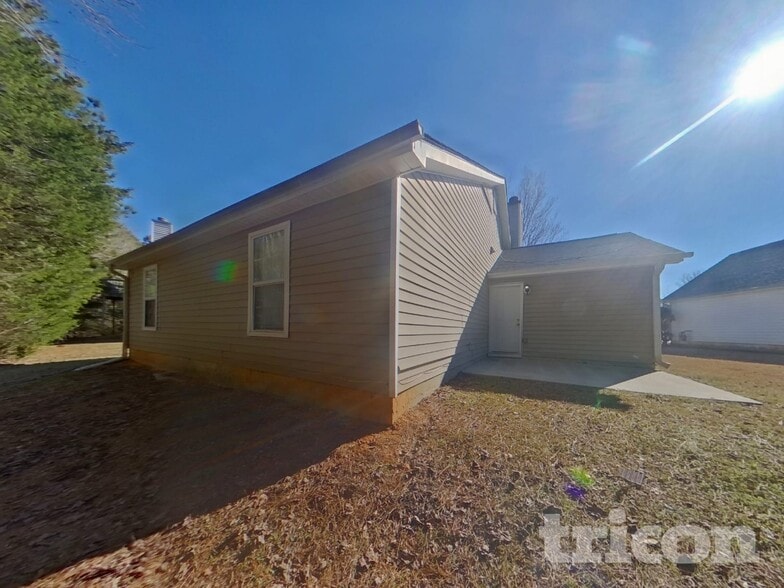 Building Photo - 2024 Meadow Glen Cir