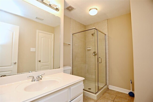 Building Photo - 14010 Norhill Pointe Dr