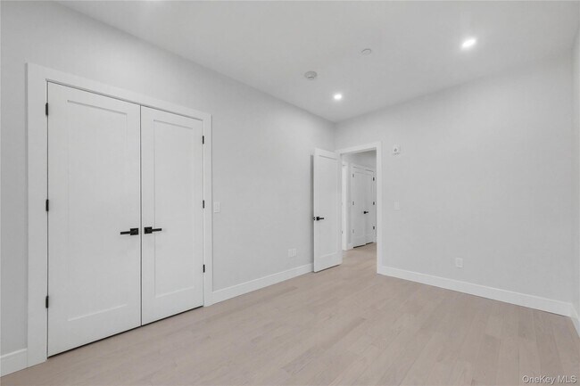 Building Photo - 10 Market St