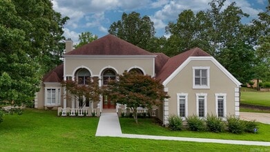 Building Photo - 2213 Doral Dr