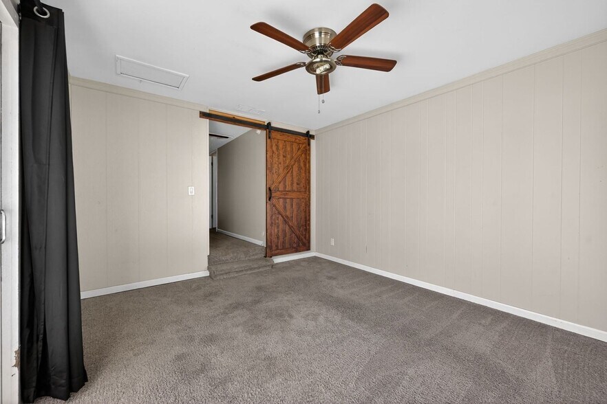 Building Photo - 35046 Rosslyn St