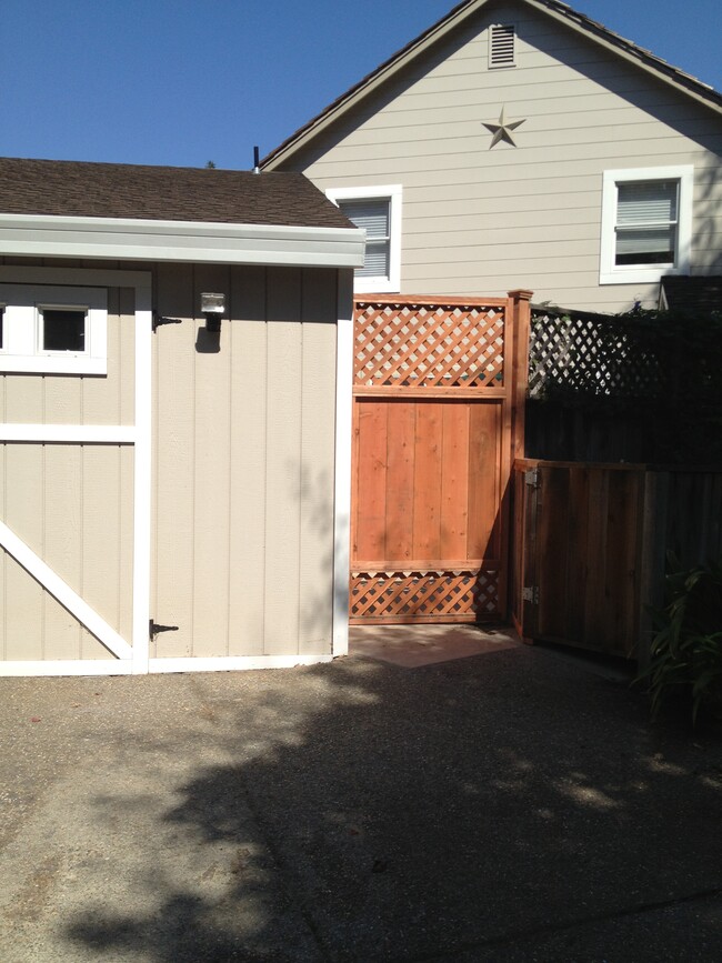 Private street entrance, 1 park space - 1043 W Holly Dr