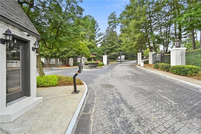 Building Photo - 2201 Pine Heights Dr NE
