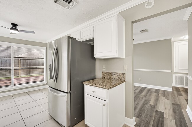 Building Photo - 12403 Meadow Ridge Dr