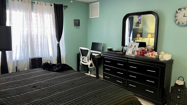 Building Photo - 140 S Cypress Rd