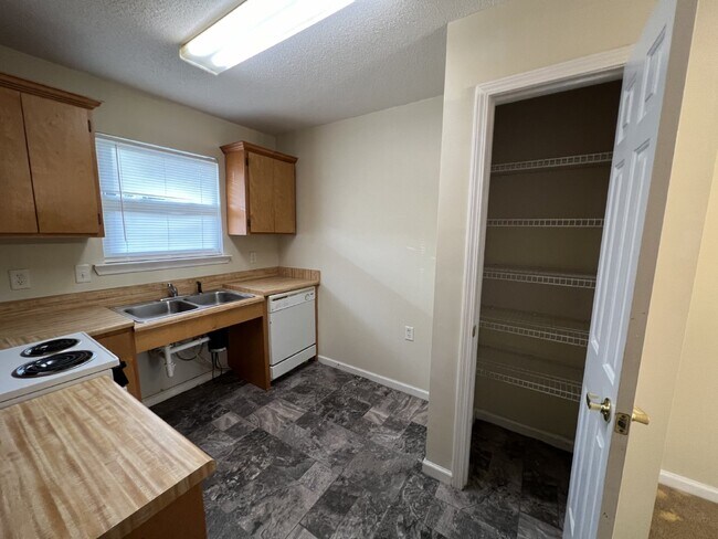 Building Photo - Apartment For Rent