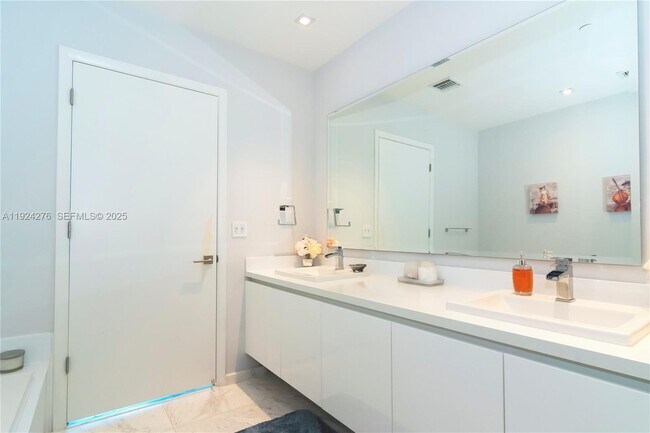 Building Photo - 701 N Fort Lauderdale Beach Blvd