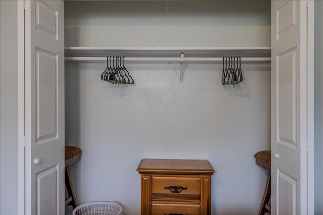 Building Photo - ANNUAL RENTAL - 3 Bed, 2 Bath Fully Furnished Home