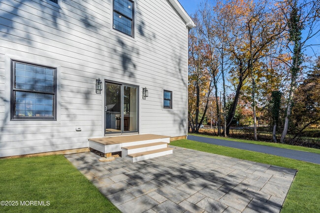 Building Photo - 340 River Rd