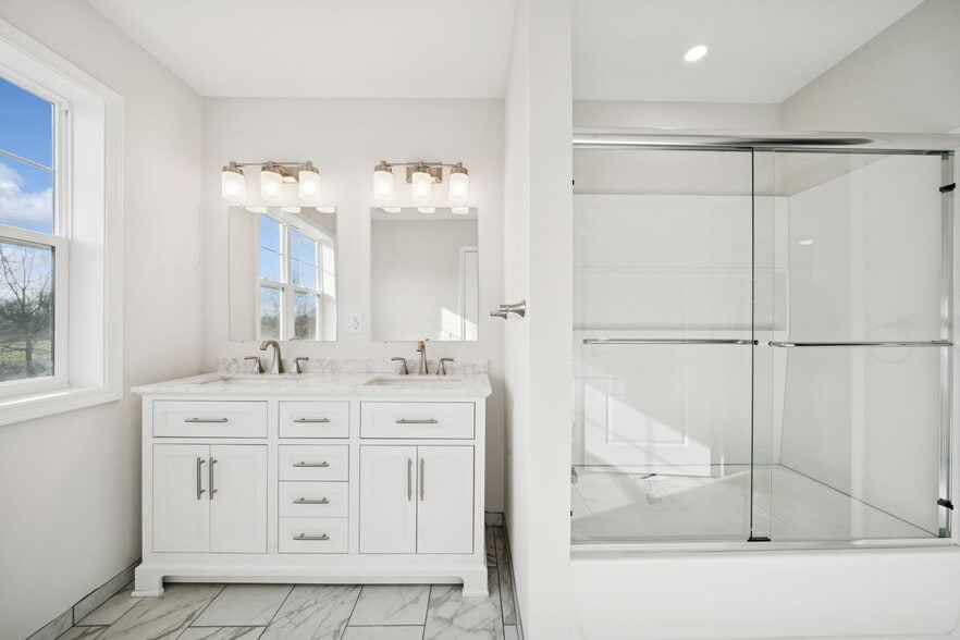 Building Photo - 2217 Lebanon Dr