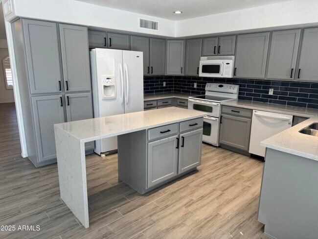 Building Photo - 5437 W Wahalla Ln