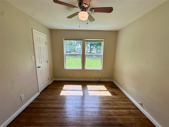 Building Photo - 6 E Southlawn Ave