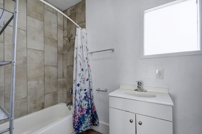 Building Photo - 1314 N Sabinas St