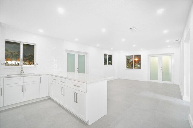 Building Photo - 2850 SW 24th St
