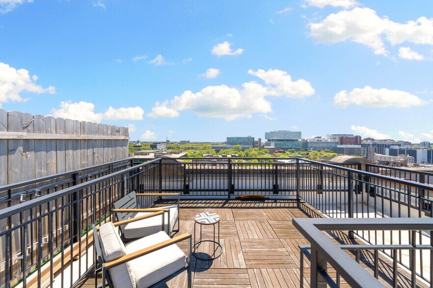 Building Photo - 1500 W Monroe St