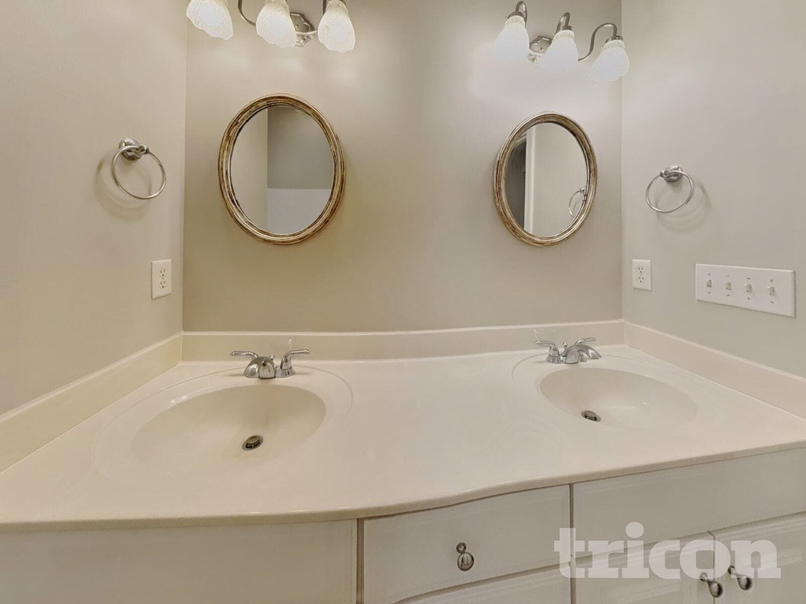 Building Photo - 1585 Deer Run Ct