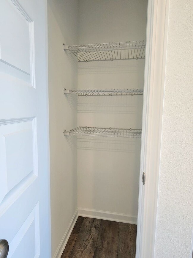 Building Photo - Lovely 4/2 available now in Raley Farms of...