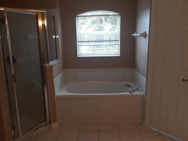 Building Photo - 6444 NW Hacienda Ct