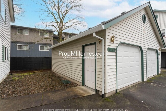 Building Photo - Three Bedroom Gem in Jennings Lodge - Garage Included!