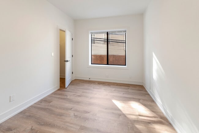 Building Photo - 3058 W Cortland St