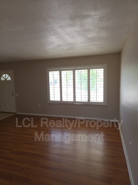 Building Photo - 26340 Harrisburg Dr