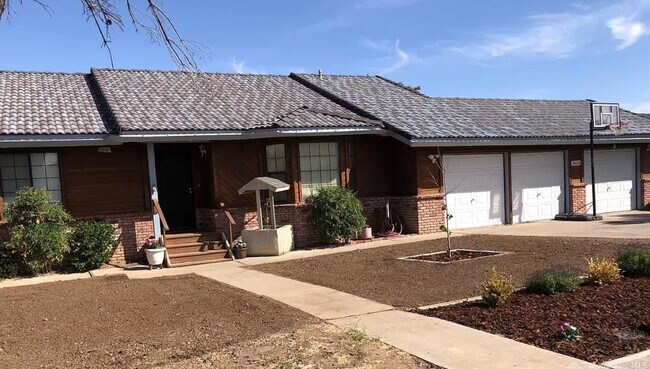 Building Photo - Horse Property in Golden Hills