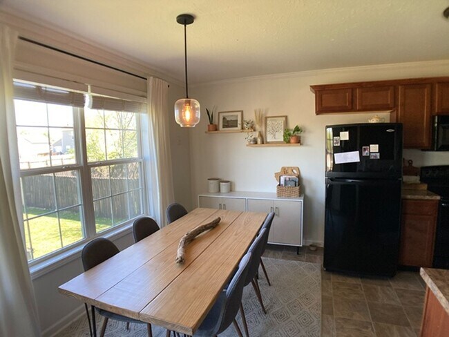 Building Photo - $1800 3 Bedrooms 2.5 Bath Brick Home with a bonus room!