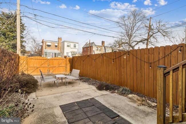 Building Photo - 3318 Blaine St NE