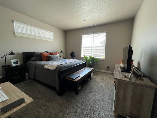 Building Photo - Single level, triple car garage and A/C!