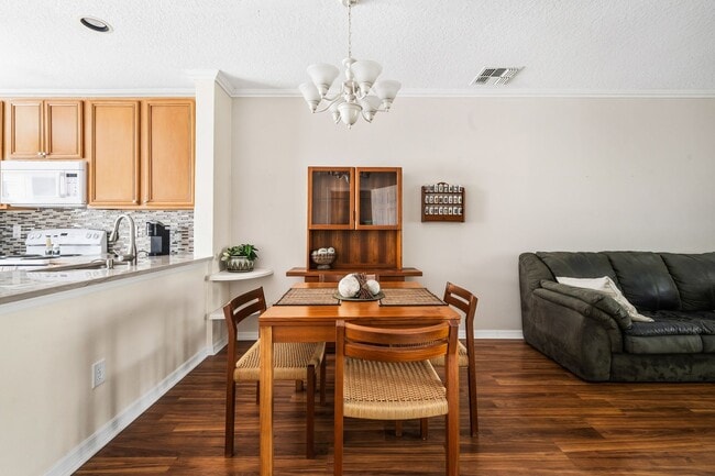 Building Photo - Beautifully Updated 2/2.5 Townhouse in the Heart of Lake Mary